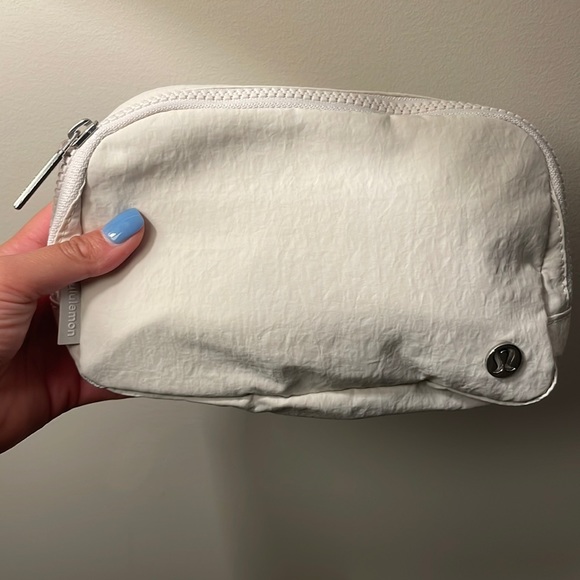 NWT Everywhere Belt Bag in White Opal [lululemon athletica] - Picture 2 of 3